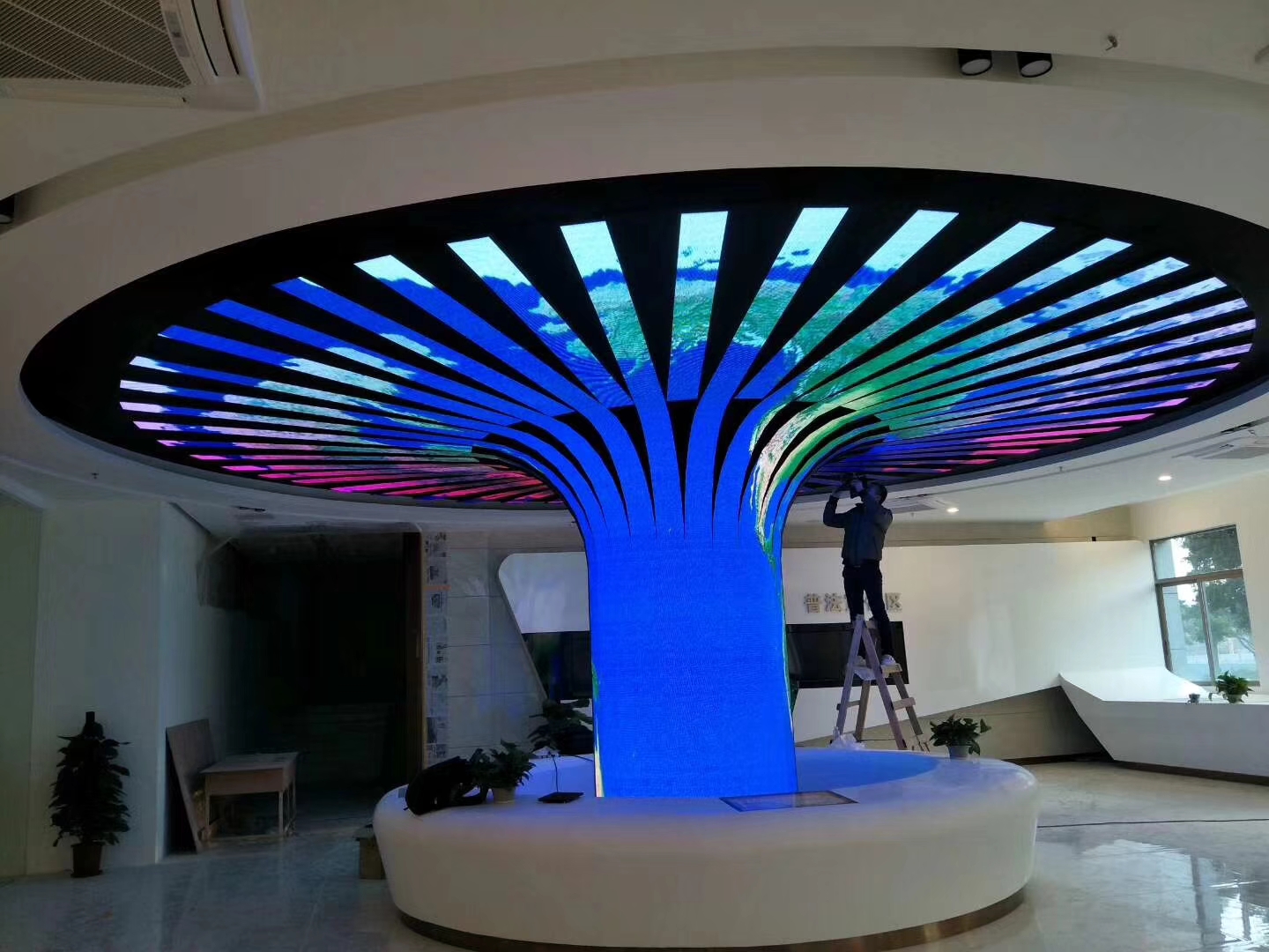 酒吧LED显示屏使用中的几点注意事项